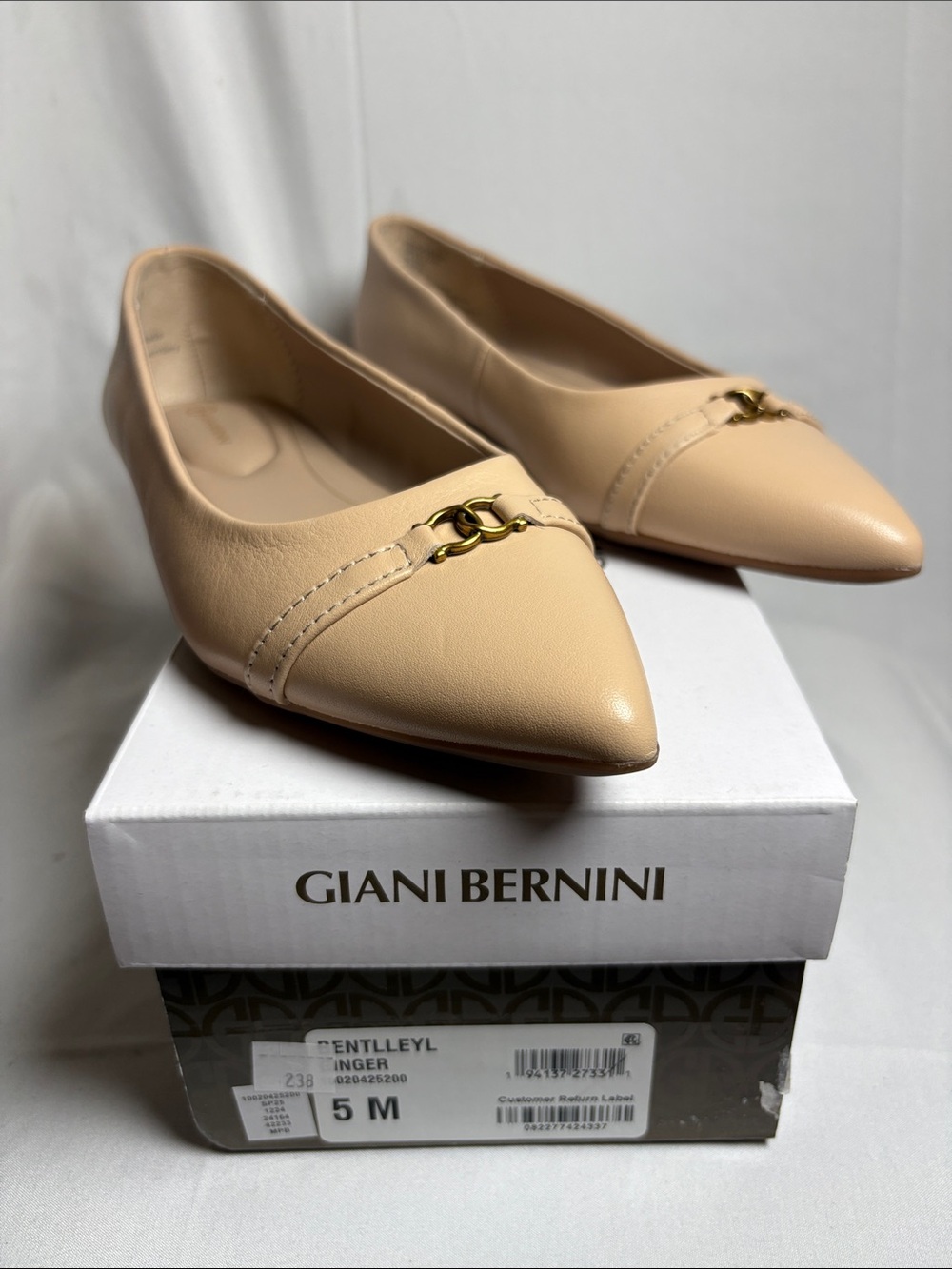 Giani Bernini Women's Beige Pointed-Toe Flats with Gold Chain Accent size 5